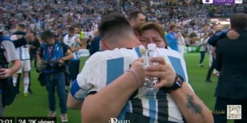 Lot e shumë dashuri, edhe Messi përqafon nënën e tij pas ndeshjes