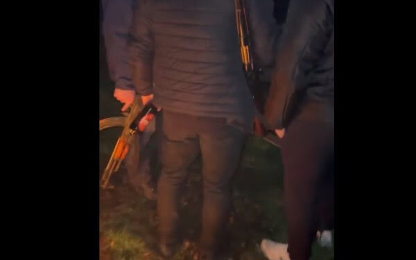 Publikohen pamje nga barrikadat në veri, shihen edhe personat e armatosur