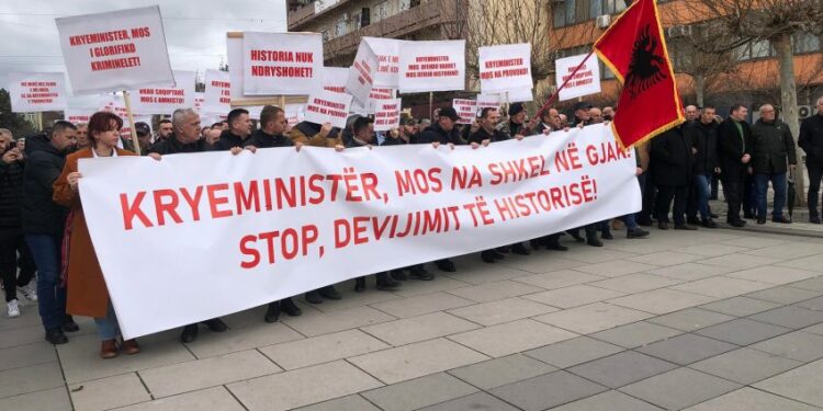“Kryeministër, mos na shkel në gjak”, protestohet kundër Kurtit