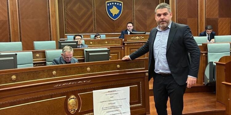 Deputeti i PDK-së me aksion në kuvend, vendos një pankartë te ulësja e Kurtit