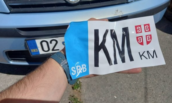 Telefonata zbulon se ri-regjistrimi i veturave me targa KM po bëhet në veri