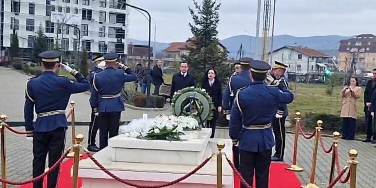 Osmani dhe Kurti bëjnë homazhe tek varri i ish-presidentit Rugova