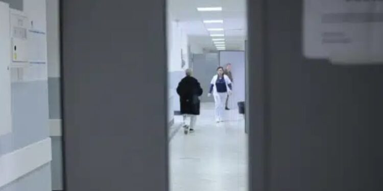 Rasti i rëndë në QKUK: Ky është pacienti që humbi jetën pasi u hodh nga dritarja e klinikës