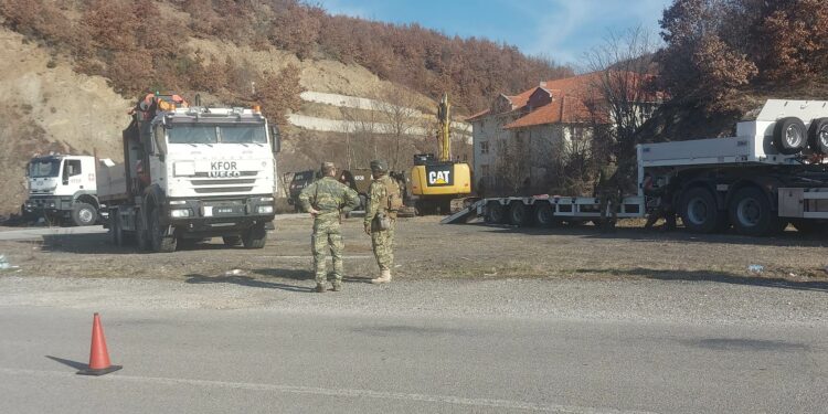 KFOR-i i largon barrikadat në Jarinjë