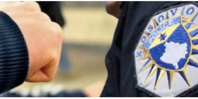 Punëtorët e autolarjes në Mitrovicë kërcënojnë dhe sulmojnë zyrtarin policor, përfundojnë në pranga