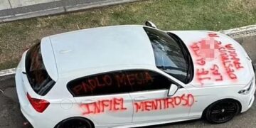 E tradhtoi burri politikan, gruaja ia shkruan në veturë “Mashtrues, gënjeshtar”