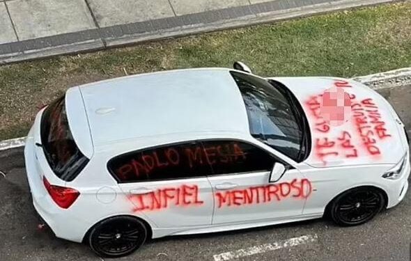 E tradhtoi burri politikan, gruaja ia shkruan në veturë “Mashtrues, gënjeshtar”