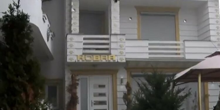 Kjo është shtëpia e Dibran Hoxhajt që u bastis nga Policia