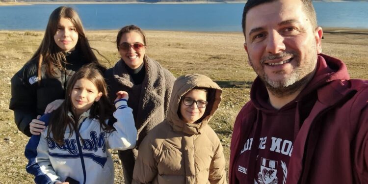 Memli Krasniqi feston ditëlindjen, gruaja i bën urim të veçantë: Urime bashkëshorti, bashkëudhëtari, dhe bashkëmendimtari im