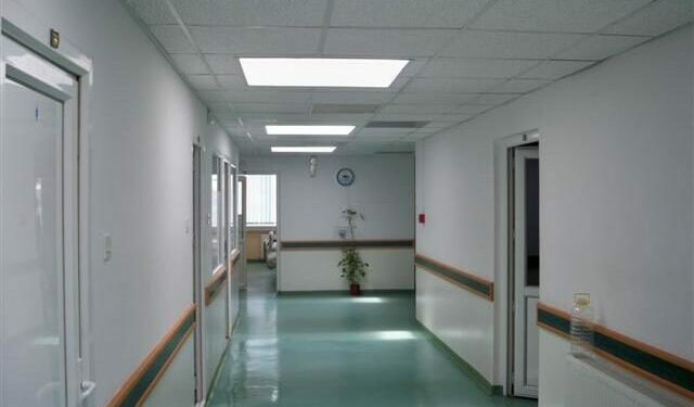 E rëndë: 32-vjeçarja tenton t’i jap fund jetës, dërgohet me urgjencë në spital