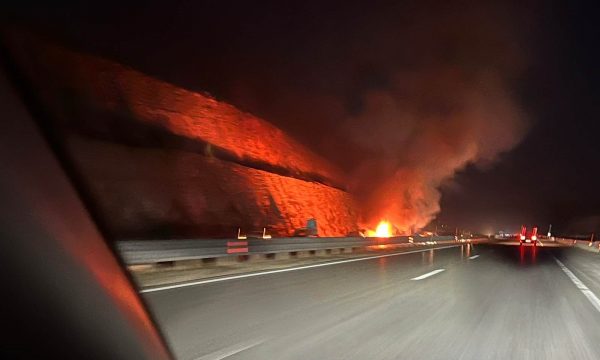 Merr flakë një veturë në autostradën Prizren – Prishtinë
