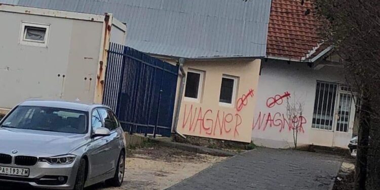 Mbishkrime në mure dhe tabela me emrin e grupit rus “Wagner” në Mitrovicë dhe Zveçan