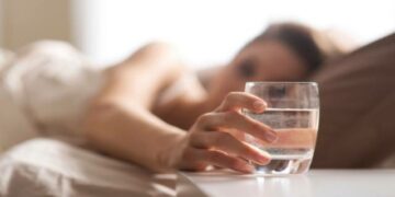 Pse duhet të pini një gotë uji të vakët në mëngjes