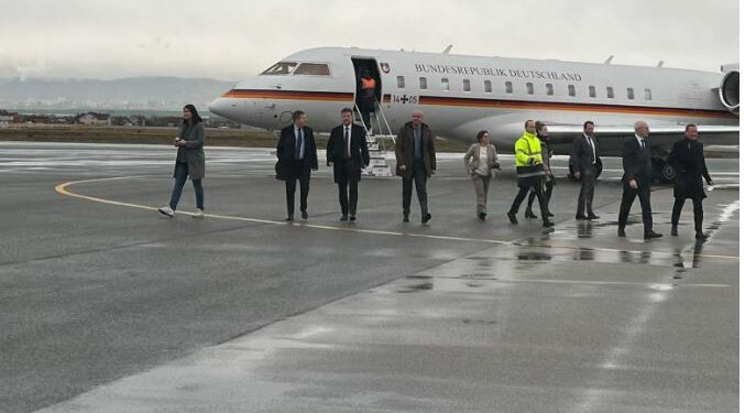 Ndërkombëtarët arrijnë në Prishtinë, pritet të takohen me kryeministrin Kurti