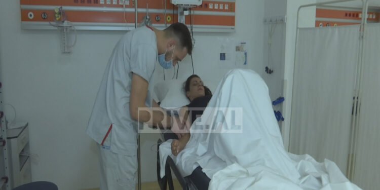 VIDEO/ Juli në spital pas shqetësimeve shëndetësore