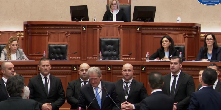 Tensione në Kuvend, Sali Berisha përjashtohet nga seanca plenare