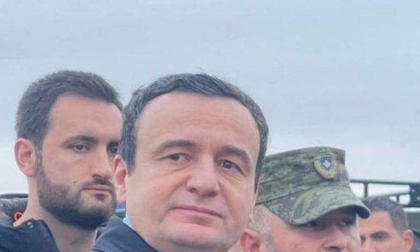 Kurti me dy ministra shkon në Istog, del në terren për të parë situatën me vërshime