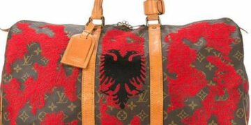 Marka e njohur botërore Louis Vuitton prodhon çantë me Flamurin e Shqipërisë, kushton 9900 dollarë