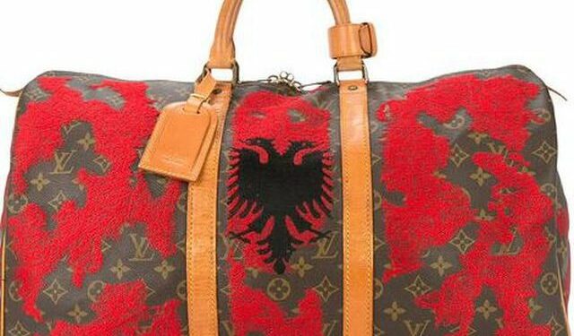 Marka e njohur botërore Louis Vuitton prodhon çantë me Flamurin e Shqipërisë, kushton 9900 dollarë