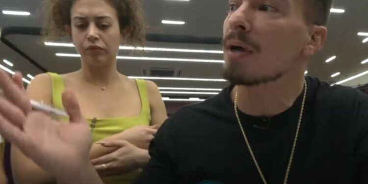 Andi nervozohet me Xhulin: Mos më prek me dorë, mos më godit