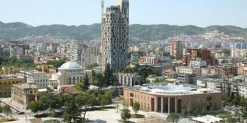 Shqiptarët vazhdojnë ikjen nga vendi, kurse indianët, turqit dhe palestinezët të interesuar për punë në Shqipëri