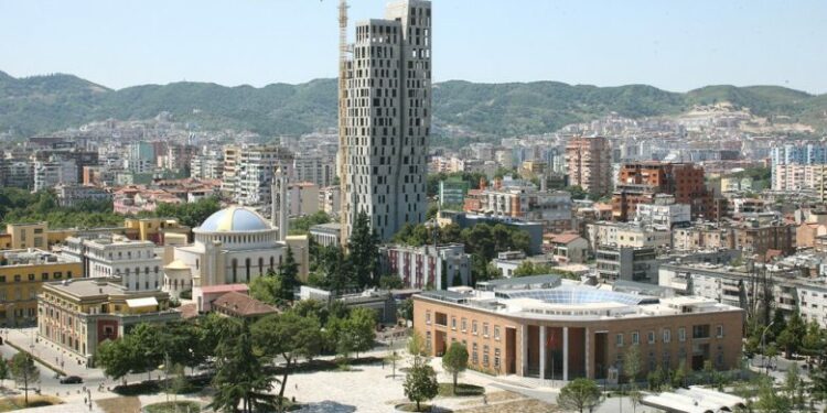 Shqiptarët vazhdojnë ikjen nga vendi, kurse indianët, turqit dhe palestinezët të interesuar për punë në Shqipëri