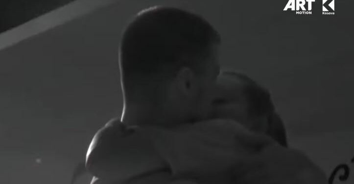 Andi i hoqi prangat nga Mbresa dhe shkoi e puthi Gresën (Video)