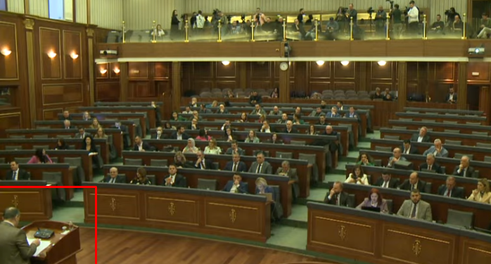 “Nuk e lëshoj këtë foltore”, deputeti i PDK-së përplaset me nënkryetaren e Kuvendit