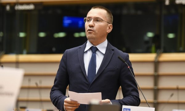 Eurodeputeti bullgar e quan Vuçiqin “shovinist si Putini”: Respekto Kosovën e pavarur