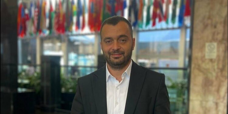 Deputeti i VV-së i përgjigjet Haxhiut: Kurti nuk ofron dorëheqje, por dorëhiqet