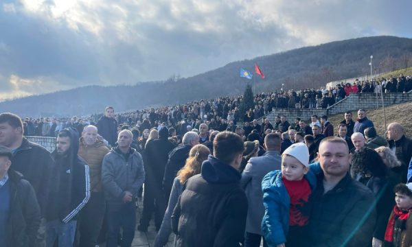 Qytetarë të shumtë bëjnë homazhe në Reçak