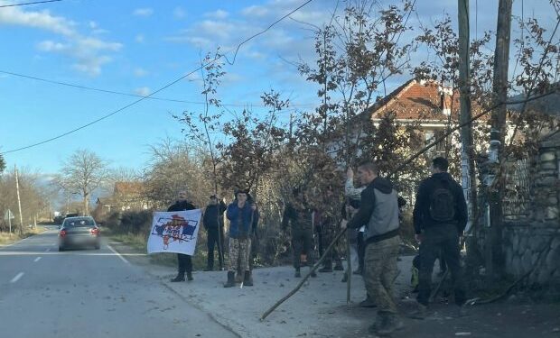 Gazetarja që qëlloi në Shtërpcë ditën e incidentit, publikon fotografitë: 20 të rinj serbë bllokuan qarkullimin e veturave