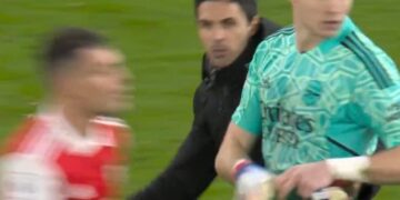 Bëhet virale videoja ku Arteta e ndjek Xhakën për të parandaluar përleshjen me kundërshtarin – VIDEO
