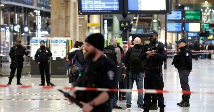 Një burrë plagos me thikë disa persona në një stacion treni në Paris