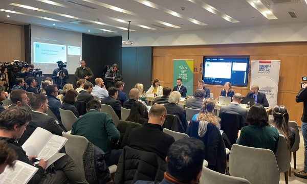 Nisin diskutimet për draftin e Asociacionit të FES, pjesëmarrës zyrtarë të VV’së, Surroi…
