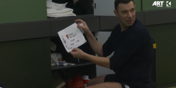 Vedati gjen një letër emocionuese në rrobat e tij (Video)