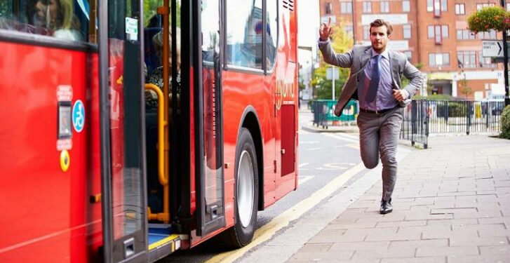 Jetëgjatësia, sa fitojnë ata që vrapojnë për të kapur autobusin?