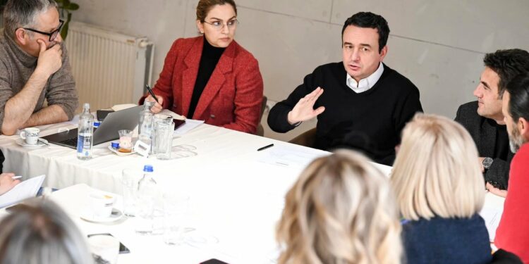 Kurti merr pjesë në ditën e dytë të punëtorisë së VV-së në Prishtinë