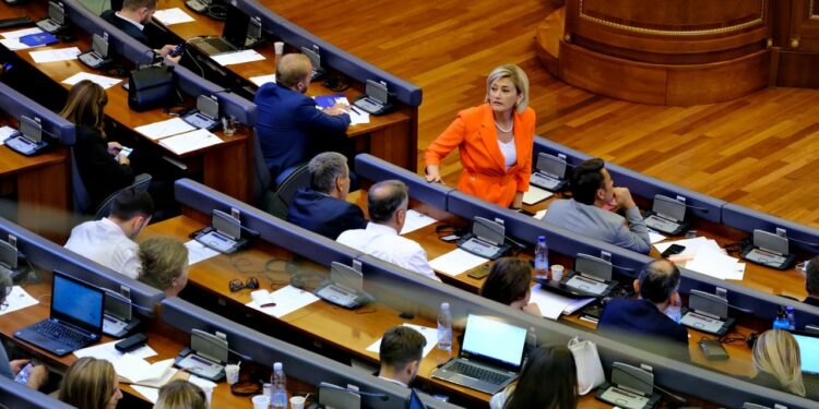 VV i del në mbrojtje Rozeta Hajdarit për mosdeklarim të pasurisë: Me ligjin e ri, vonesa nuk është vepër penale