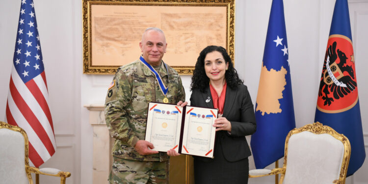 Osmani dekoron me Medalje Presidenciale Ushtarake komandantin e Gardës Kombëtare të Iowa-s