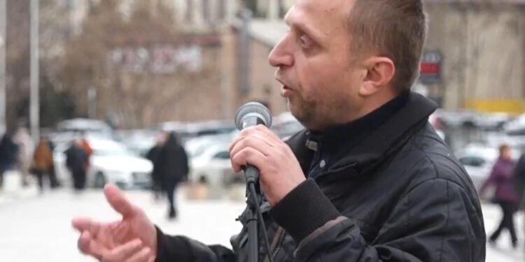 Tefik Sejdiu nga Mitrovica në protestën kundër “heroizimit” të Oliver Ivanoviqit: Marre kryeministër, kërko falje