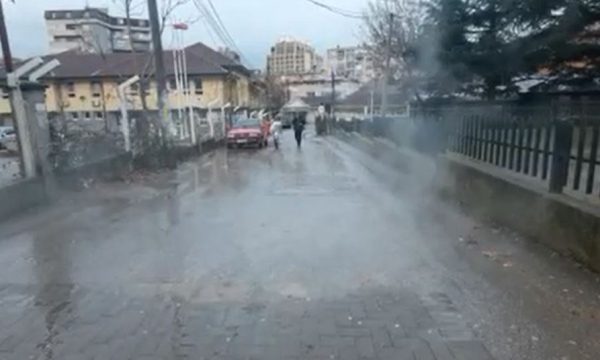 Pamje: Shpërthejnë gypat e “Termokos’it”, vlon uji nëpër rrugë