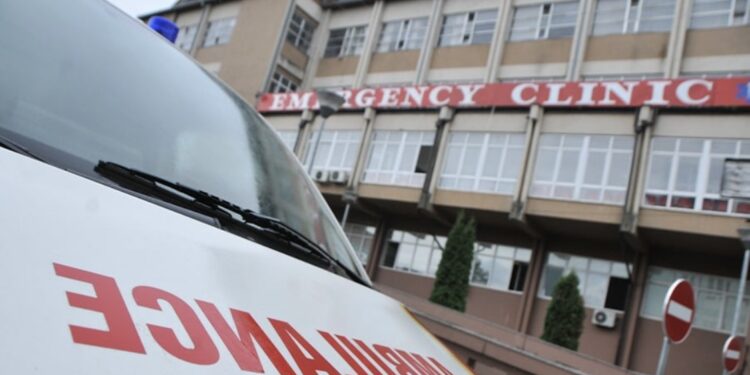 E rëndë: I riu nga Mitrovica tenton t’i jap fund jetës, dërgohet me urgjencë në QKUK
