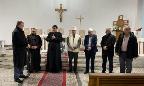 Hoxha, prifti, frati dhe shehu pajtojnë tri familje në Gjakovë
