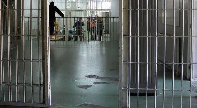 Kërcet dajaku në Burgun e Dubravës, dy të burgosur rrahin shokun e qelisë