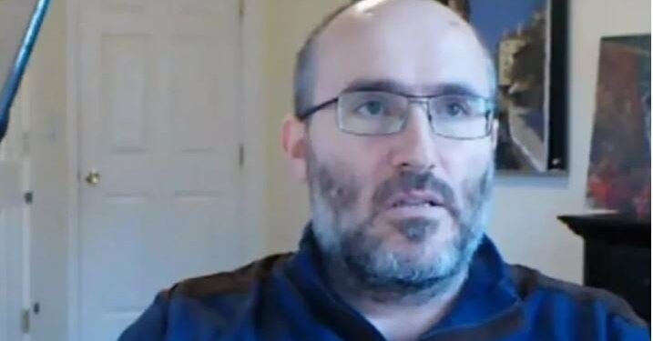 Analist Baraliu aplikon për pasaportë amerikane me lot në sy, thotë se u dorëzua dhe shan dikë