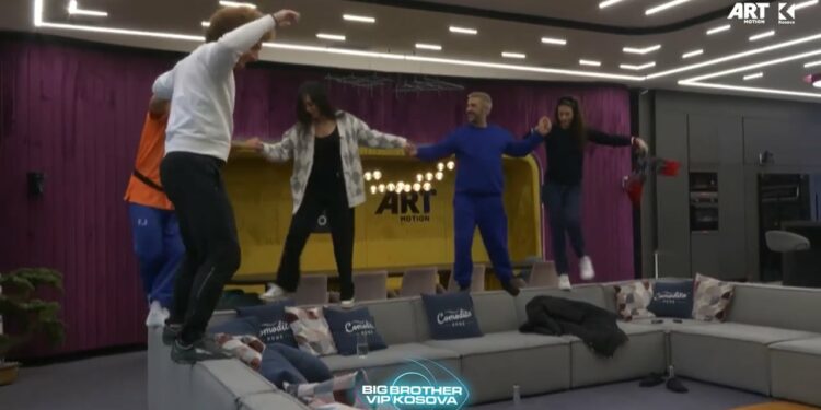 “Oh prapë e lëshuan”, lëshohet muzika, banorët ia hedhin valles edhe mbi krevate (VIDEO)