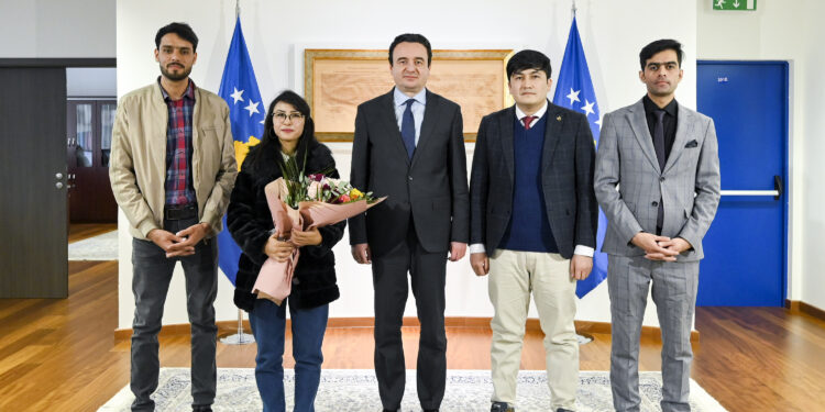 Kurti mirëpriti gazetarët afganë në Kosovë