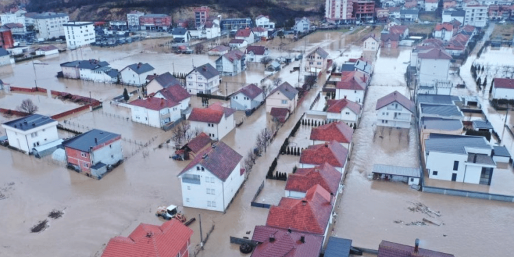 Vërshimet, nesër nuk mbahet mësim në katër shkolla të Skenderajt