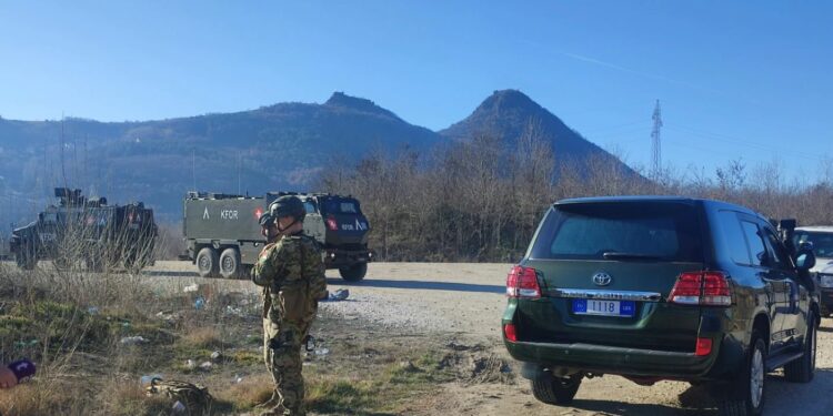 KFOR-i largon edhe kamionin e dytë te Shkëmbi i Dudës në Zveçan